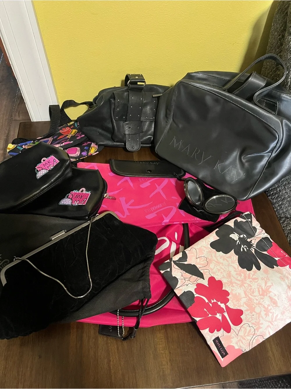 Mary Kay Bundle of Bags Makeup Bags, purse, large tote and more EUC